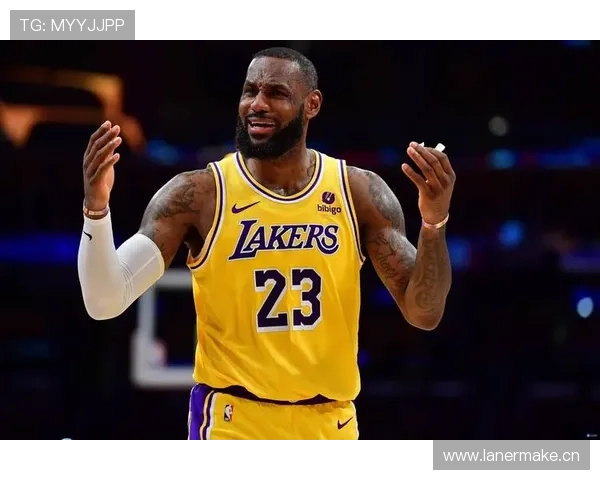 勒布朗穿着睡衣开直播，看着家里豪宅，这日常也太奢了吧