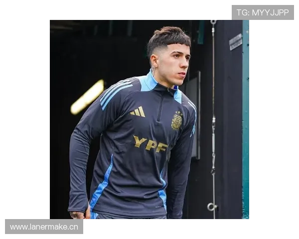 恩佐·费尔南德斯下飞机随手换拖鞋，那鞋的价钱能买我两年房租